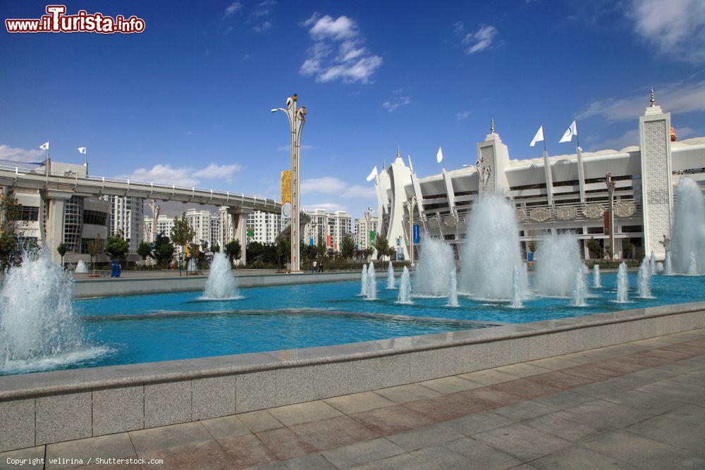 Immagine Fontane con acqua zampillante al complesso sportivo di Ashgabat, Turkmenistan, in una giornata di sole  - © velirina / Shutterstock.com