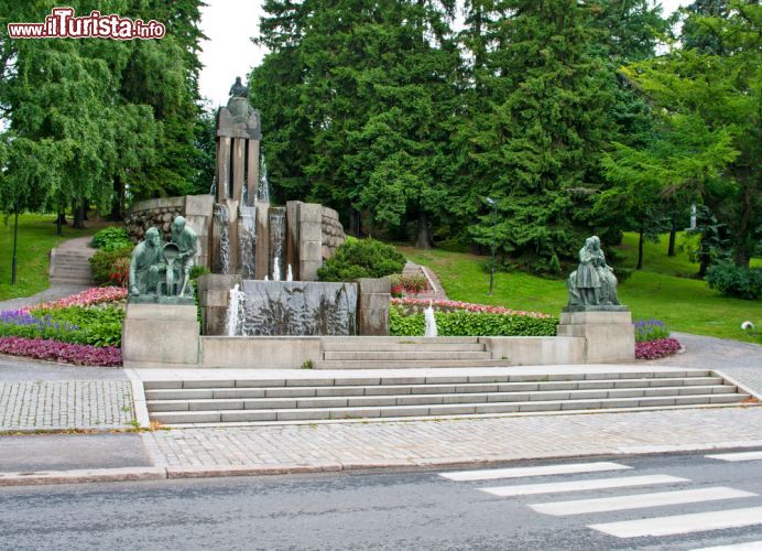 Immagine Fontane e sculture di Nasi Park a Tampere, Finlandia - Progettate da Emil Wikstrom queste opere sculutoree simboleggiano il ciclo della vita - © Byelikova Oksana / Shutterstock.com