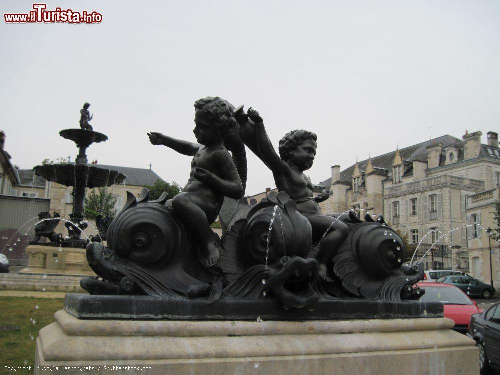 Immagine Fontane in bronzo nel cuore di Bruges, dipartimento dello Cher (Francia). Sullo sfondo, gli eleganti palazzi signorili del centro cittadino - © Liudmyla Leshchynets / Shutterstock.com