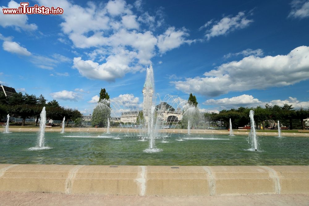 Immagine Fontane nel parco della stazione di Limoges-Bénédictins, Francia. Principale stazione ferroviaria della città, venne attivata nel 1856 e dispone di 10 binari.