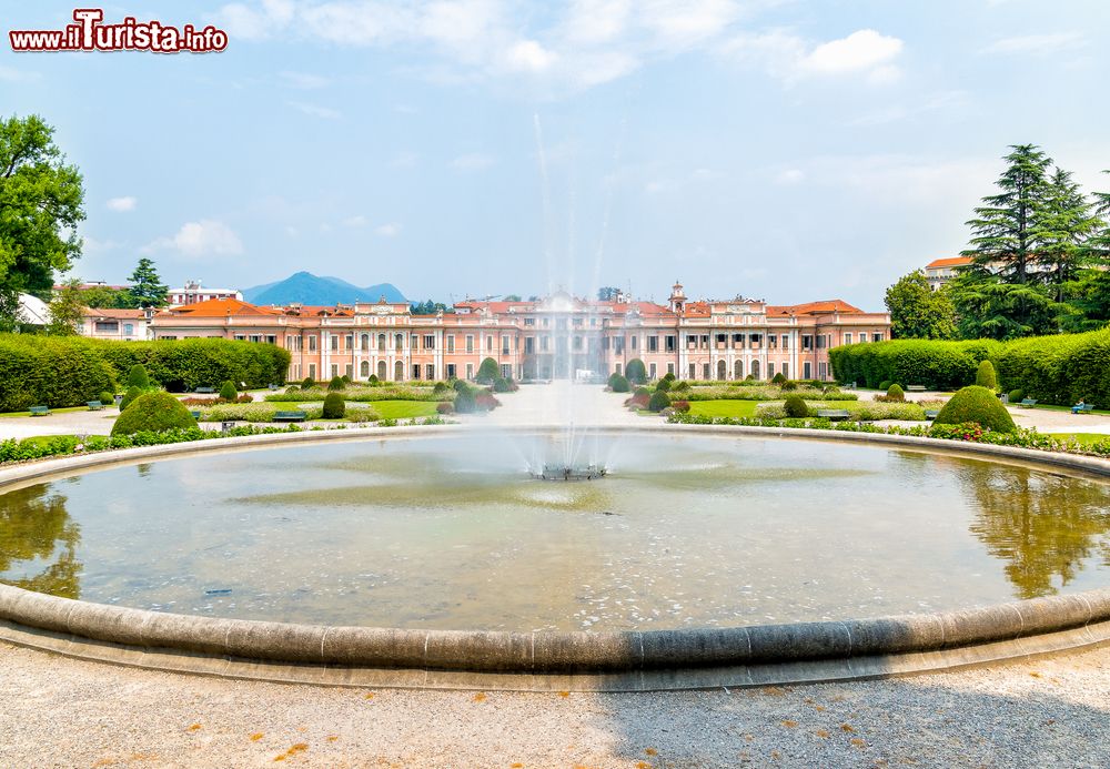 Immagine Fontane a Palazzo Estense, Varese, Lombardia. Un suggestivo scorcio del palazzo dalla grande fontana situata di fronte all'ingresso. 