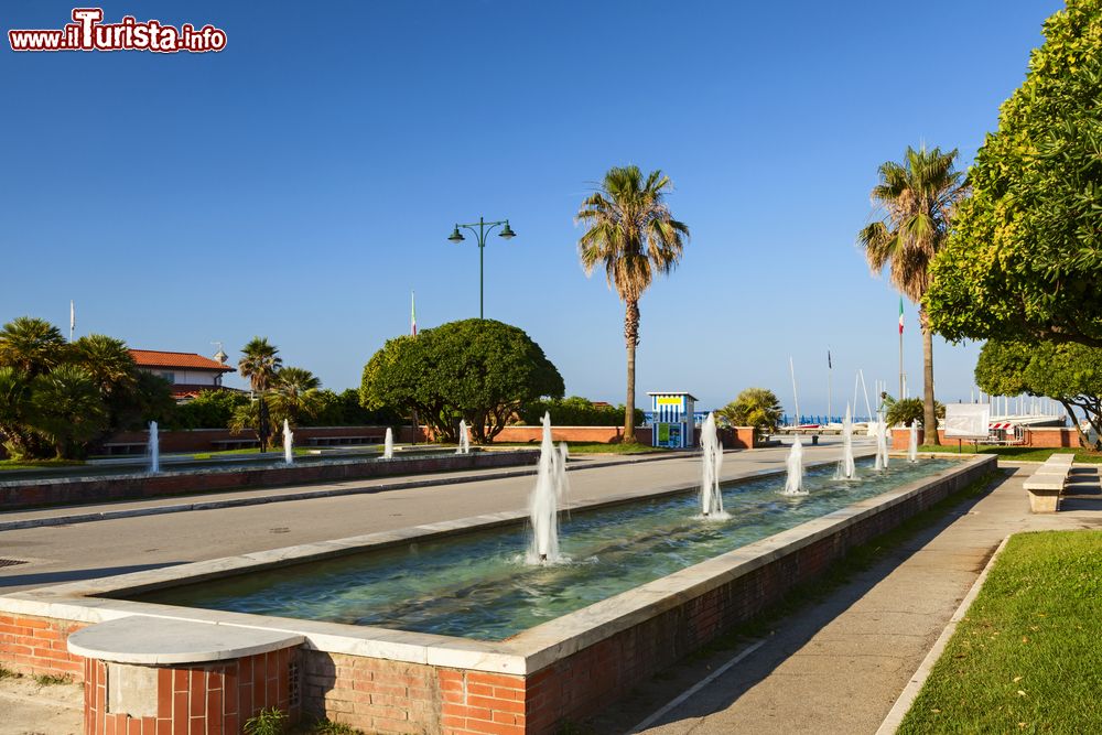 Immagine Fontane sul lungomare di Forte dei Marmi all'alba, Toscana.