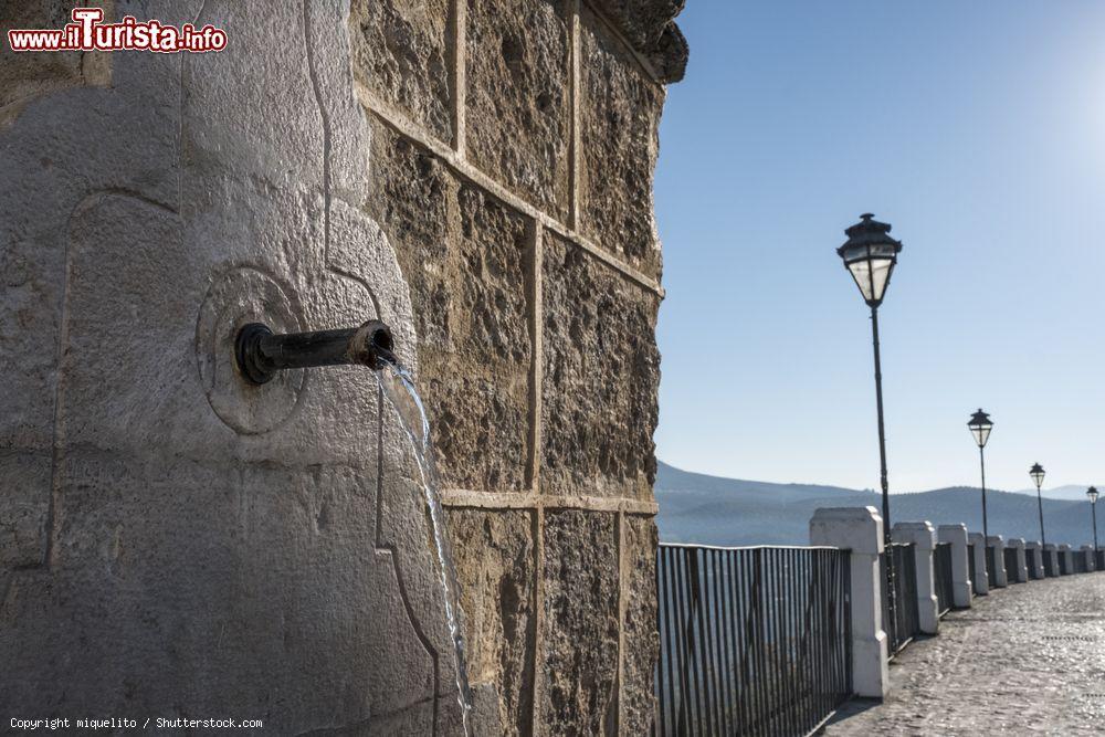 Immagine Fontanella dell'acqua lungo la suggestiva Adarve Street a Priego de Cordoba, Spagna.  Passeggiando in questa graziosa cittadina se ne possono scoprire scorci suggestivi - © miquelito / Shutterstock.com