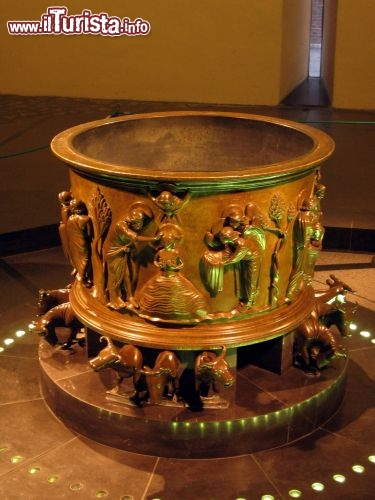 Immagine Un fonte battesimale nella antica Collegiale di San Bartolomeo a Liegi