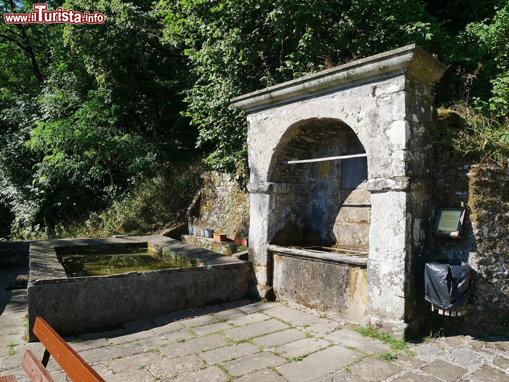 Immagine Fonte e lavatoio a ucchio, borco antico della Toscana  - © Naioli, CC BY-SA 4.0, Wikipedia