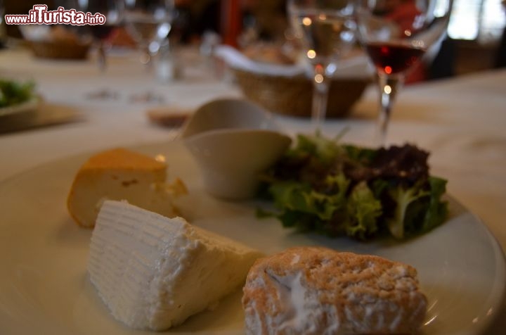 Immagine Formaggi al ristorante Napoleon sulla strada verso Bocognano, Ajaccio