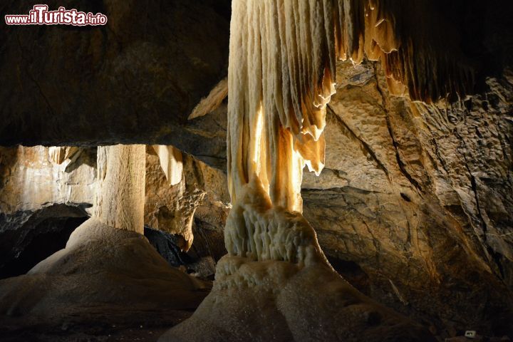 Immagine Formazioni calcaree all'interno delle grotte di Punkva a Blansko, Repubblica Ceca.