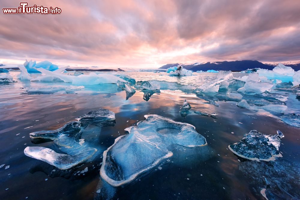 Immagine Formazioni di ghiaccio nella laguna di Jokulsarlon, Islanda. Siamo nel Vatnajokull National Park istituito nel giugno 2008. Si tratta del ghiacciaio più grande d'Europa per volume.