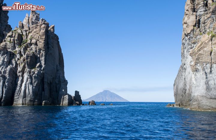 Immagine Formazioni rocciose a Panarea, Sicilia - Alcune delle caratteristiche rocce dalle forme singolari che abbelliscono il paesaggio di Panarea. Sullo sfondo lo Stromboli, il vulcano esplosivo con eruzioni che avvengono con una frequenza media di circa una ogni ora © luigi nifosi / Shutterstock.com