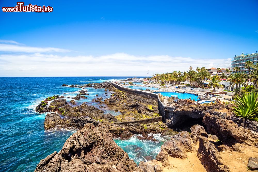 Immagine Formazioni rocciose a Puerto de la Cruz, Tenerife, con le piscine del lago Martianez (Spagna).