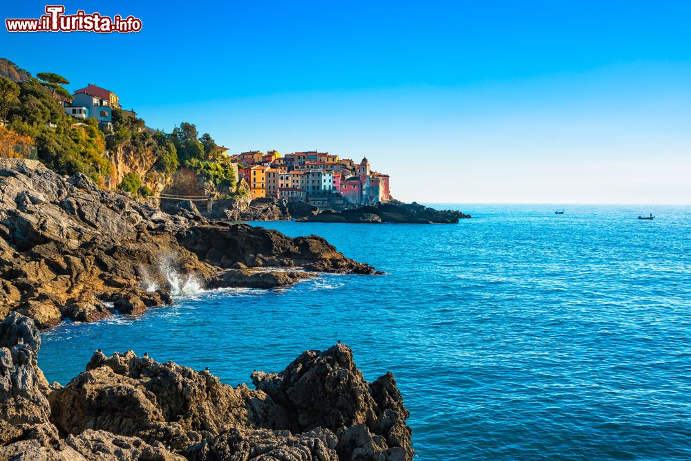 Immagine Formazioni rocciose a Tellaro, piccolo borgo sul mare, con chiesa e case, La Spezia, Italia.