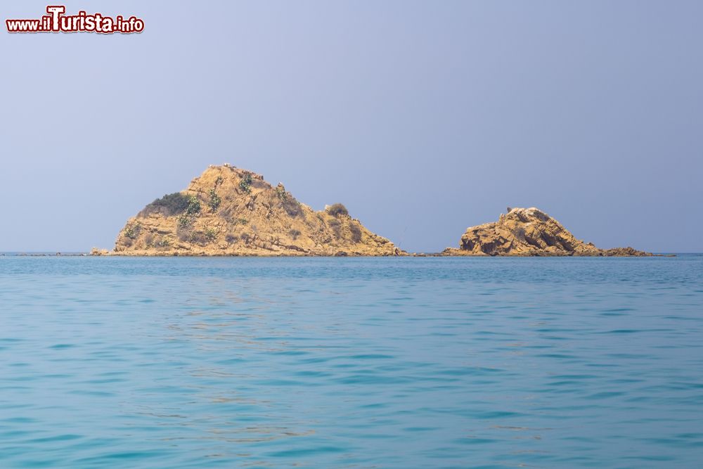 Immagine Formazioni rocciose al largo di El Hoceima, Marocco. Siamo di fronte a Cala Iris Beach.