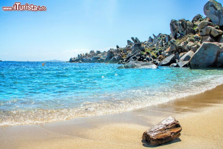 Immagine Formazioni rocciose e spiaggia nei pressi di Bonifacio, isola di Lavezzi, Corsica.
