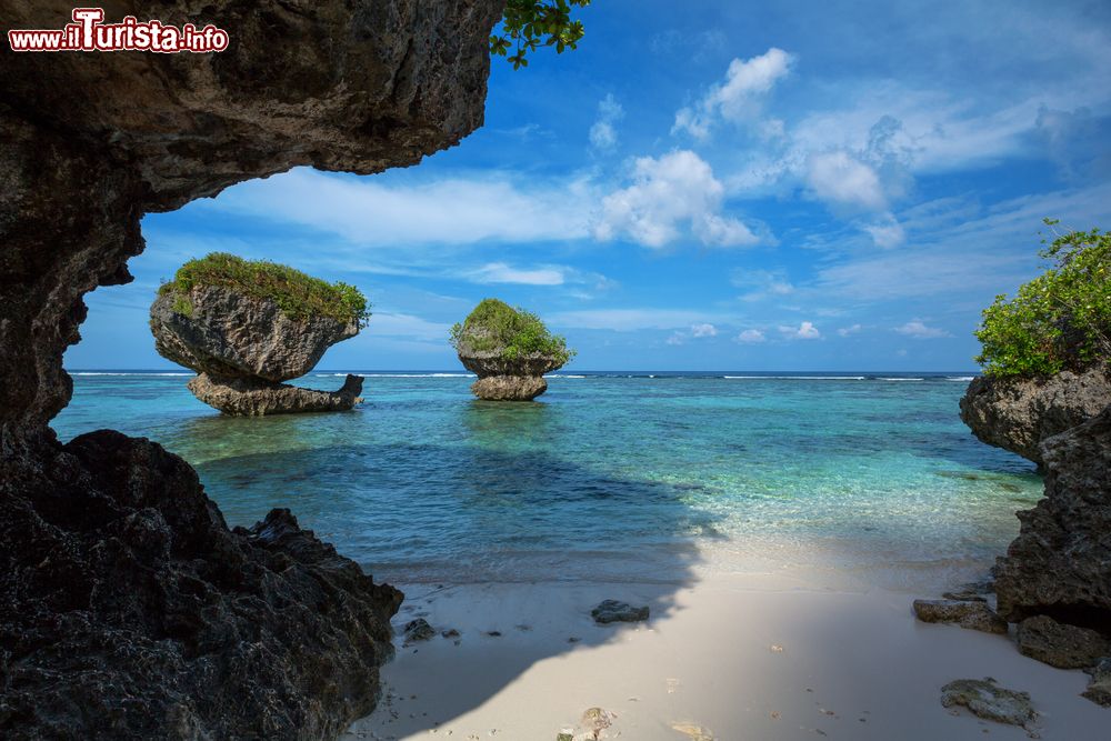 Immagine Bellissime formazioni rocciose lungo la spiaggia di Tanguisson sull'isola tropicale di Guam, Stati Uniti.