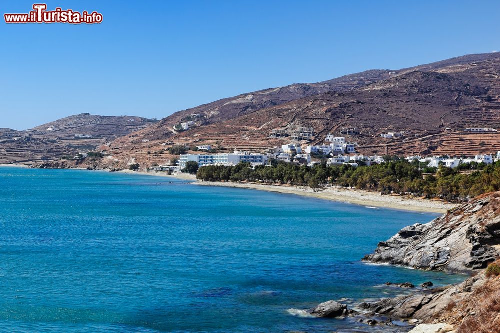 Immagine Formazioni rocciose nei pressi della spiaggia di Kionia sull'isola di Tino, Grecia.