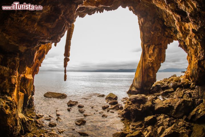 Immagine Formazioni rocciose nei pressi di Loutra Edipsou a Eubea, Grecia - Una suggestiva roccia modellata dal vento e dall'acqua si affaccia sulla spiaggia vicino alle terme di questa località greca © siete_vidas / Shutterstock.com