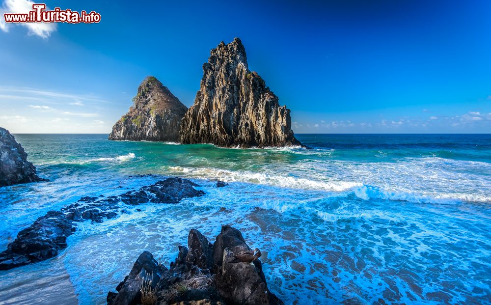 Immagine Formazioni rocciose nei pressi di una spiaggia, isola di Fernando de Noronha (Brasile).