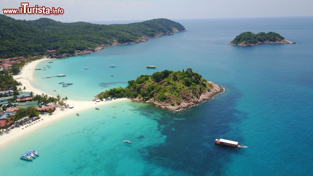 Immagine Formazioni rocciose nell'oceano di fronte all'isola di Redang, Malesia. L'acqua del Mar Cinese che lambisce le coste di questo lembo di terra paradisiaca è di un azzurro così invitante da non far resistere alla tentazione di tuffarsi.