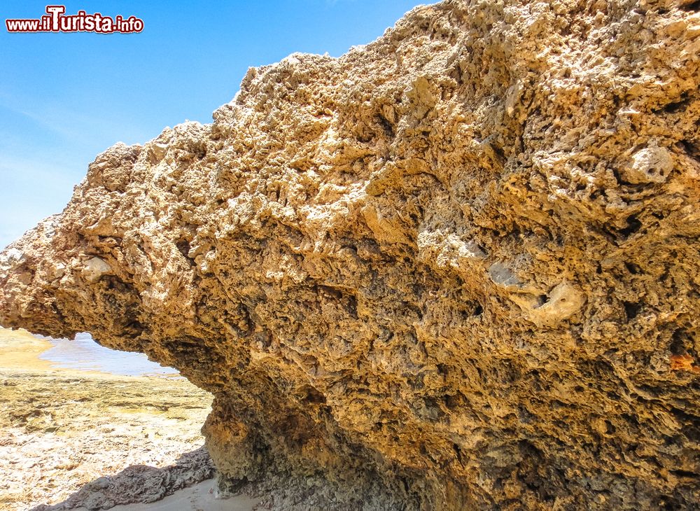 Immagine Formazioni rocciose sulla spiaggia di Manda Island, Kenya (Africa).