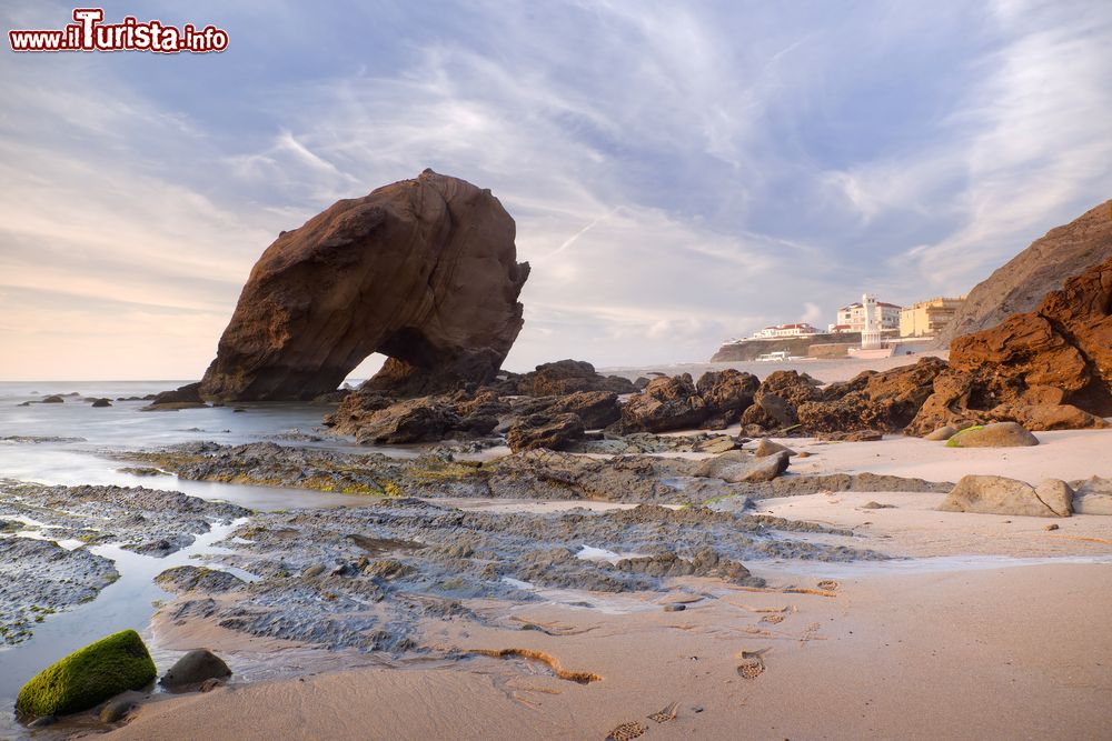 Immagine Formazioni rocciose sulla spiaggia di Santa Cruz a Torres Vedras, Portogallo.