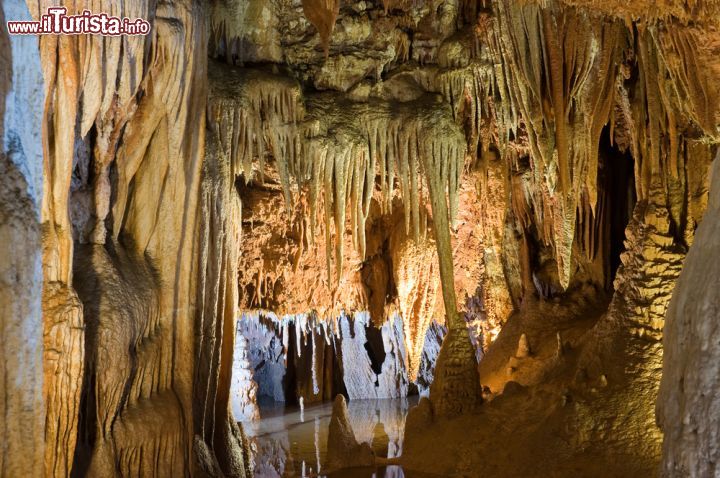 Immagine Formazioni scultoree nella grotta di Baredine, Croazia. Un'immagine delle suggestive formazioni create dallo scorrere dell'acqua sulla roccia. Questa grotta situata vicino a Porec ospita anche alcune specie della fauna sotterranea - © Robert Hoetink / Shutterstock.com