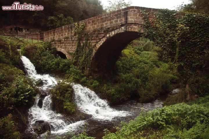 Immagine Le Forre di Corchiano: Il ponte romano sul Rio Fratta - © Filoph - CC BY-SA 3.0 - Wikimedia Commons.