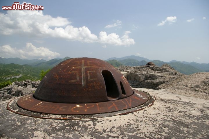 Immagine Fort Strac a Trebinje, Bosnia Erzegovina - A sud est della città bosniaca sorge l'ex fortezza militare austriaca di cui oggi rimangono ancora importanti testimonianze e resti di vecchie costruzioni. Le pareti spesse oltre un metro pare abbiano ospitato 365 camere dotate di ventilazione fresca grazie alla costruzione di un ingegnoso sistema di ricircolo dell'aria. Per l'approvvigionamento idrico l'acqua piovana venne raccolta in un ampio contenitore posizionato nella fortezza militare © Raimundo79 / Shutterstock.com