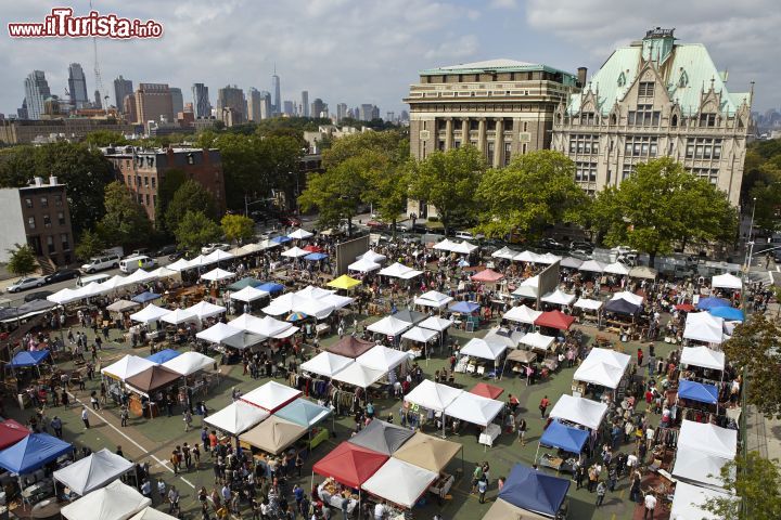 Immagine Fort Greene Flea, il Sabato il mercatino delle pulci di New York, 150 espositori tra antichità e cibo, sempre presenti pioggia o sole - Foto brooklynflea.com