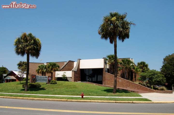 Immagine Il "visitor center" di Fort Moultrie, a Charleston, South Carolina. Sono molti i lasciti storici della Rivoluzione Americana e della guerra Civile visibili in città - foto © Daniel M. Silva / Shutterstock.com