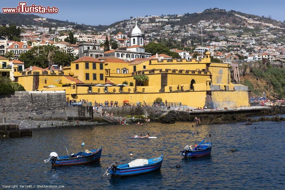 Immagine La Fortaleza de Sao Tiago domina lo scorcio del lungomare di Funchal, Madeira (Portogallo) - foto © Karis48 / Shutterstock.com