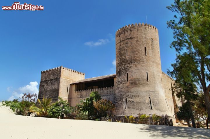 Immagine Il Forte di Lamu, l'isola senza tempo - il Forte di Lamu si trova a Shela Beach, la spiaggia più famosa di questa suggestiva isola situata nella costa settentrionale del Kenya. Questo bel castello fu costruito nel corso dell'800 per volere del sultano di Pate, l'isola di fianco a Lamu, ed è ora adibito a un elegante hotel di lusso.  - © Przemyslaw Skibinski / Shutterstock.com