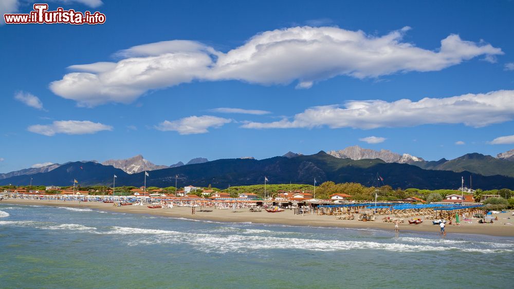 Immagine Forte dei Marmi, provincia di Lucca (Toscana): una bella veduta estiva della spiaggia con sdrai e ombrelloni.