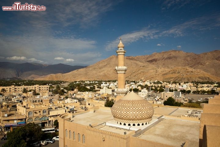 Immagine Il forte di Nizwa circondato dalle montagne dell'Hajar, Oman. Come per le fortezze di altre zone, anche quella di Nizwa è stata soggetta a cambiamenti nel corso dei secoli.
