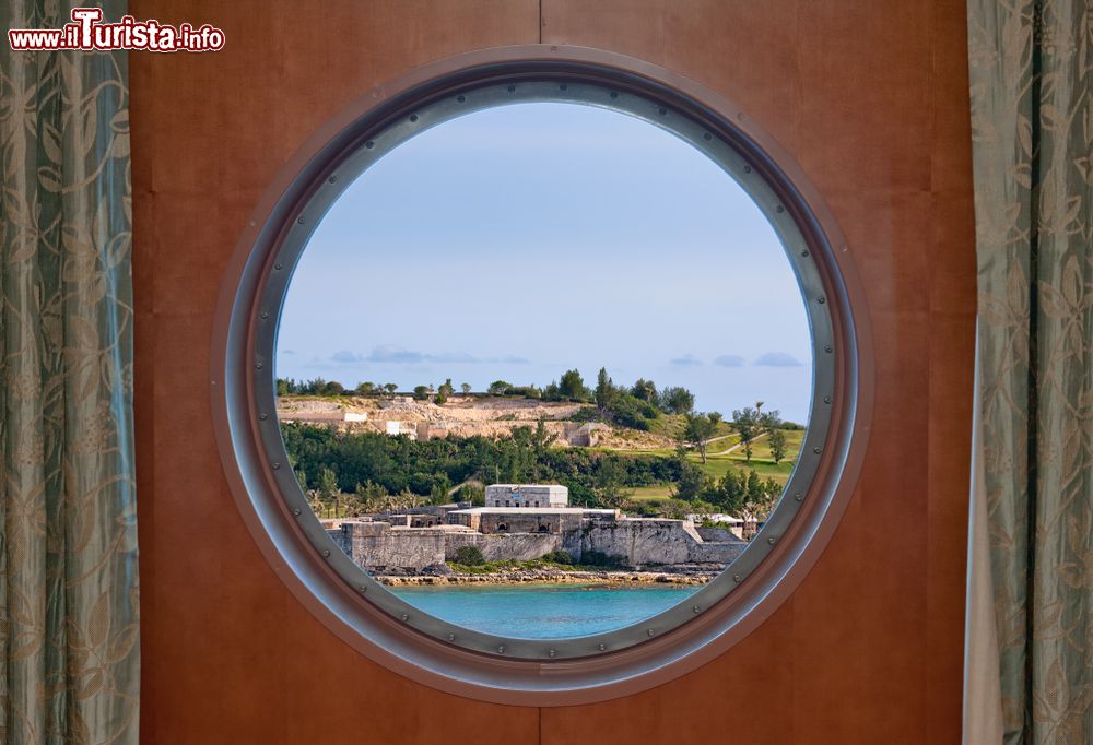 Immagine Forte Santa Caterina, a St. George's, visto dall'oblò di una nave, arcipelago delle Bermuda.