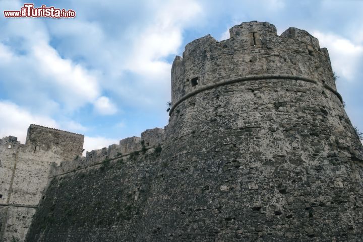 Immagine Fortezza di Agropoli, Campania - A pianta triangolare e con tre torri circolari, il castello di Agropoli è un'imponente fortificazione che si erge sul promontorio incastrandosi come vertice nell'interno dell'area dell'antico borgo cittadino. Attorno alle mura della fortezza si trova un fossato mente l'interno del complesso è occupato da un'ampia piazza e da edifici addossati sul lato settentrionale e orientale. Al castello di Agropoli sono legati due personaggi: Luisa Sanfelice, personaggio della rivoluzione napoletana del 1799 che ispirò il romanzo dal titolo "La San Felice" di Alexandre Dumas e Marguerite Yourcenar, scrittrice francese che ne parlò in un suo racconto intitolato "Anna, soror" © gigadesign / Shutterstock.com