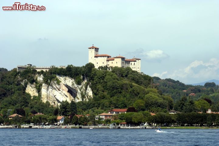 Immagine Fortezza di Angera sul lago Maggiore, Piemonte - Dirimpetto a Arona si trova la rocca di Angera, in perfetto stato di conservazione. Il panorama che si gode da qui è decisamente suggestivo così come lo sono i suoi interni dove da non perdere è la sala della Giustizia completamente affrescata da un anonimo maestro di Angera. Per raggiungere la fortezza da Arona si può prendere il traghetto che impiega 5 minuti per effettuare la traversata per poi procedere con una camminata in salita per una ventina di minuti © Cristiano Palazzini / Shutterstock.com