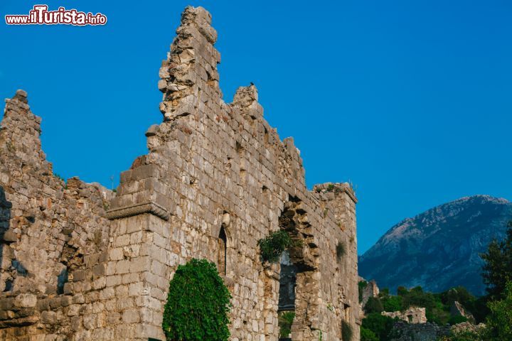 Immagine Fortezza di Bar, Montenegro: vecchie rovine della città nota come "Pompei del Montenegro" - © Angyalosi Beata / Shutterstock.com 