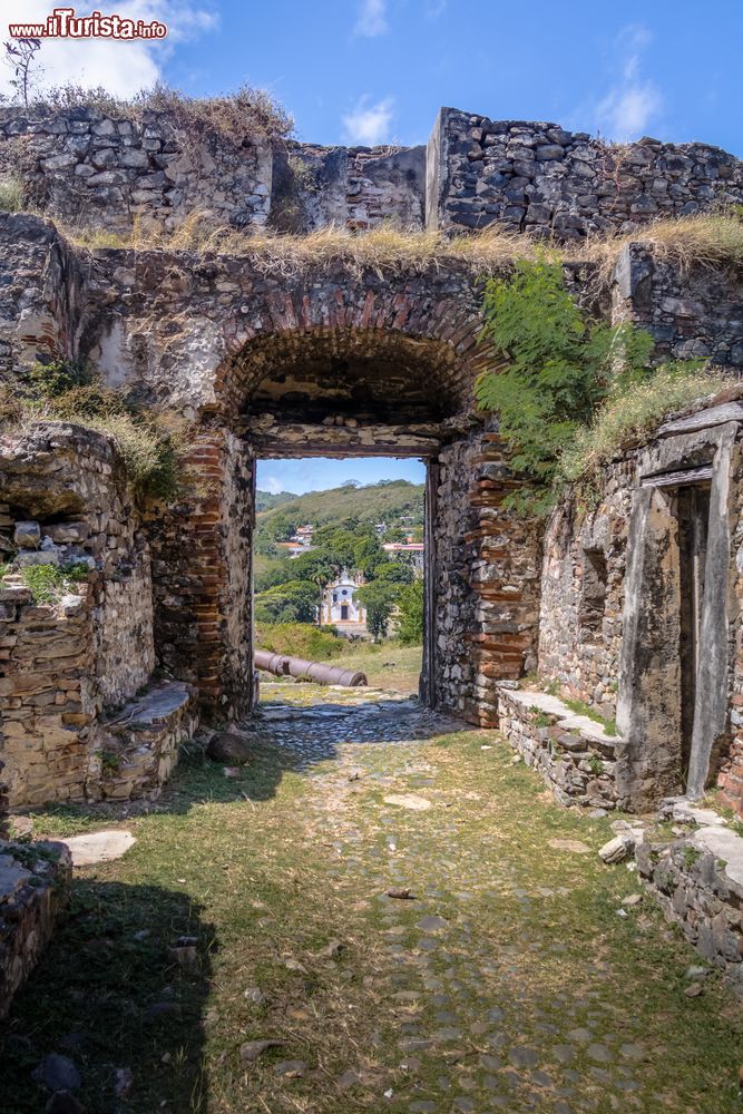 Immagine La fortezza di Nossa Senhora dos Remedios, isola di Fernando de Noronha, Brasile: sullo sfondo, l'omonima chiesa.