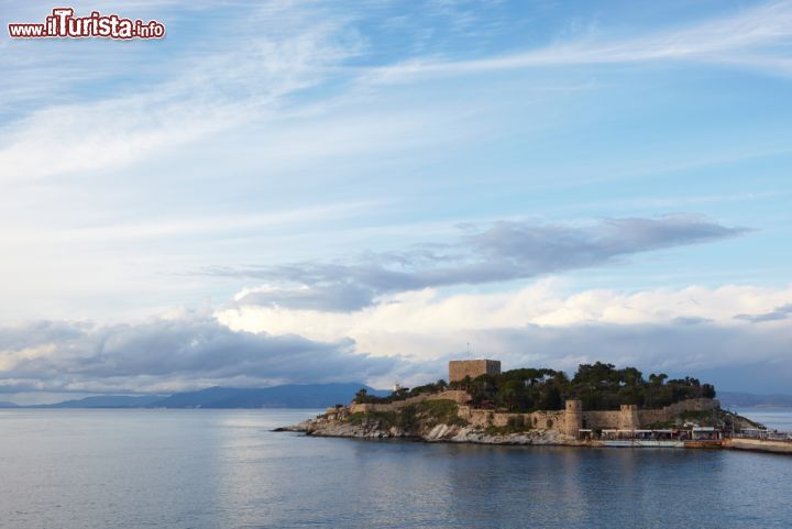 Immagine Fortezza di Pigeon Island a Kusadasi, Turchia - Conosciuto anche come castello dei pirati, questo complesso fortificato sorge su un isolotto collegato alla terraferma da una stradina rialzata: a rendere l'atmosfera di questa fortezza del XIV° o XV° secolo particolarmente romantica è il bel giardino fiorito che la circonda e il suggestivo ristorante in cui assaporare le specialità gastronomiche del luogo. A fare da cornice all'isola è il porto di Kusadasi, sulla costa egea della Turchia © Sean Nel / Shutterstock.com