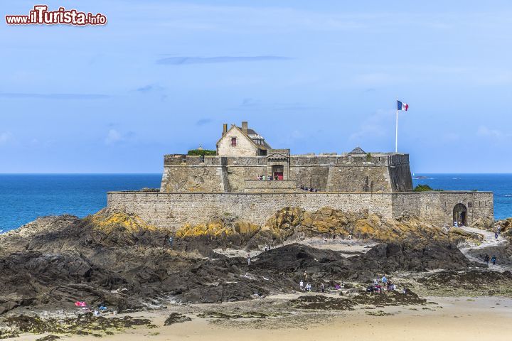 Immagine Il castello Piccolo Bé di Saint-Malo, Francia. Si trova su un'isola vicina alla città di Saint-Malo; venne costruito nel XVII° secolo e destinato a proteggere la città dagli attacchi dei nemici inglesi e olandesi. Si presenta con 19 feritoie per fucili, 15 cannoni e due mortai - © Kiev.Victor / Shutterstock.com