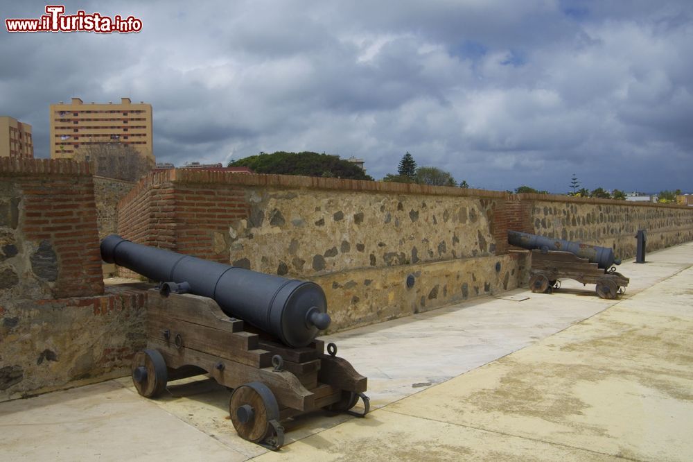 Immagine Fortificazione di Ceuta con vecchi cannoni, enclave spagnola nel nord del Marocco. Situata di fronte ad una baia, Ceuta è da sempre la vedetta dello Stretto di Gibilterra. Il robusto recinto di mura custodisce il centro storico di questa città mediterranea.