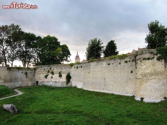Immagine Le fortificazioni della cinta muraria di Bergues. Le mura della cittadina, originariamente di origine medievale e successivamente modificate da Vauban, misurano complessivamente 5,3 km.