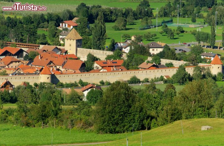 Immagine Glorenza è probabilmente il miglior esempio di città fortificata dell'Alto Adige. Questa località ebbe origine come centro strategico di confine e luogo di scambi commerciali fra il Tirolo e la Lombardia per poi diventare città agli inizi del XIV° secolo ed essere cinta da mura affiancate da fossati - © LianeM / Shutterstock.com