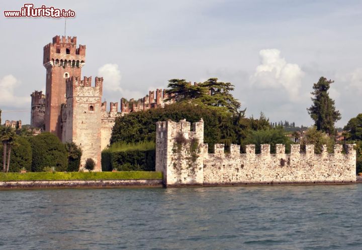 Immagine fortificazioni e castello di Lazise, Veneto - © Hitman Sharon / Shutterstock.com