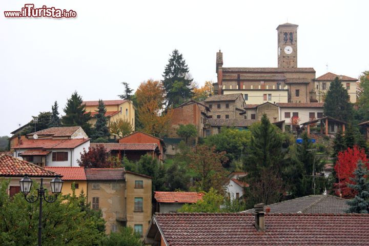 Immagine Le case del centro di Fortunago, il piccolo ma pittoresco borgo dell'Oltrepò Pavese, in Lombardia