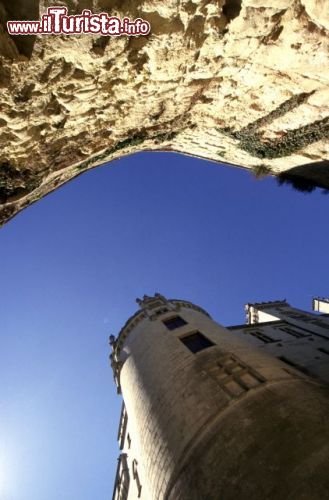 Immagine Un particolare del fossato asciutto più profondo di tutta la Francia, che con i suoi 18 metri dal piano campagna è proprio quello del Castelo di Breze - © www.chateaudebreze.com