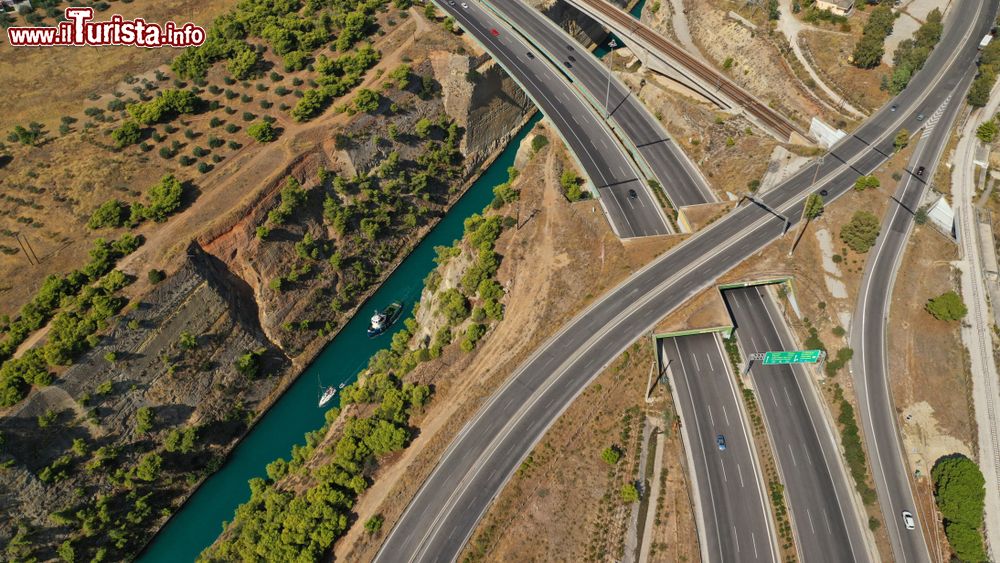 Immagine Foto aerea con il drone dell'istmo del canale di Corinto, Peloponneso (Grecia). Il canale è un alveo artificiale navigabile che collega il golfo Saronico nel Mar Egeo con il golfo di Corinto nello Ionio tagliando in due l'istmo che li separa.