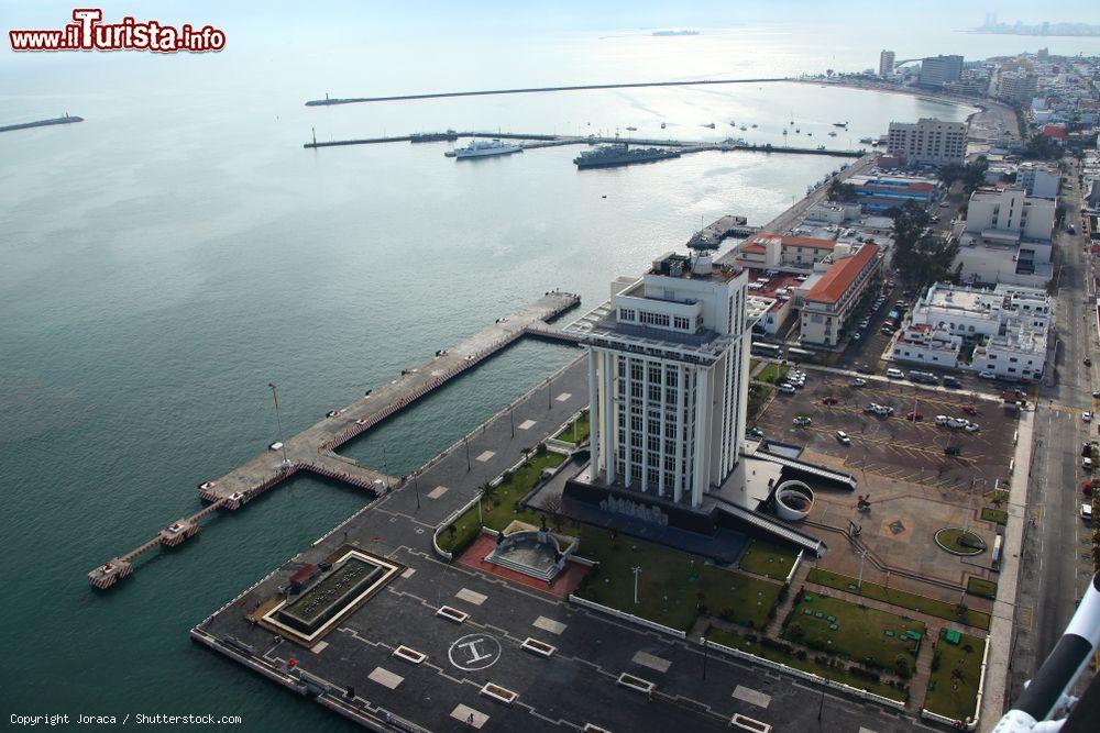 Immagine Foto aerea del porto di Veracruz, Messico, con edifici e grattacieli - © Joraca / Shutterstock.com