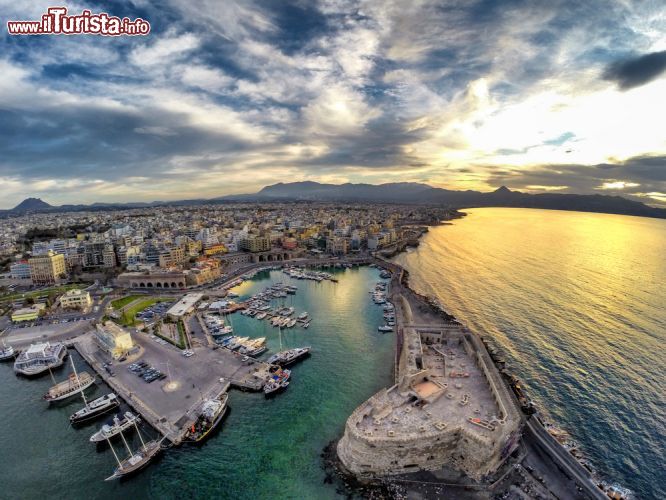 Immagine Foto aerea di Heraklion al tramonto, Creta - Una bella veduta dall'alto di Heraklion, capitale della prefettura più grande dell'isola di Creta. Città ricca di storia, monumenti e tesori, è una delle principali attrazioni di quest'isola del Mediterraneo © giorgos thalassinos / Shutterstock.com