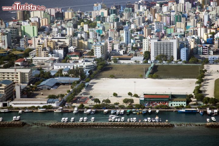 Immagine Foto aerea della città di Malé, la capitale delle Maldive, dove si può notare la grande densità abitativa dell'isola - foto © Abdul Sami Haqqani / Shutterstock.com